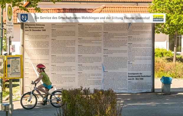 Guter Service: An dieser Haltestelle lernen Menschen etwas über ihre Rechte.