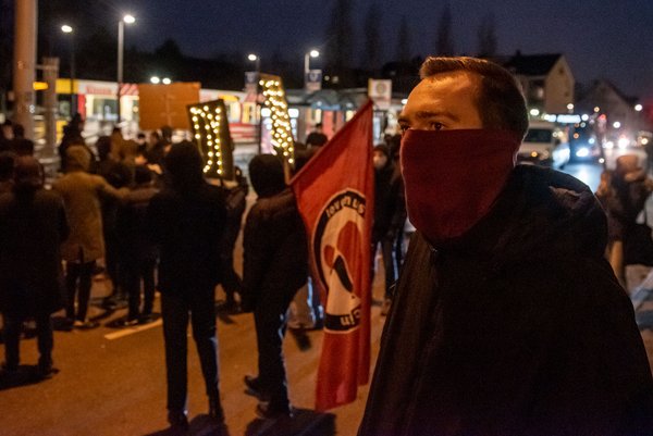 Aus Solidarität mit politischen Gefangenen: Yannik U. bei der traditionellen Knastdemo am Silvesterabend in Stuttgart-Stammheim.