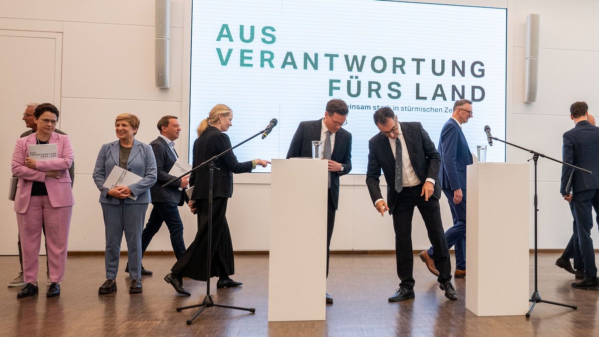 Wackelt noch was? Präsentation des Koalitionsvertrags am 6. Mai, von links: Thomas Strobl, Marion Gentges und Nicole Razavi (CDU), Oliver Hildenbrand und Thekla Walker (Grüne), Manuel Hagel (CDU), Cem Özdemir und Andreas Schwarz (Grüne).