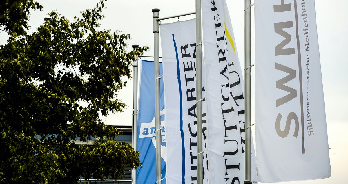 Müssten eigentlich auf halbmast wehen: Fahnen vor dem Stuttgarter Pressehaus. Foto: Joachim E. Röttgers