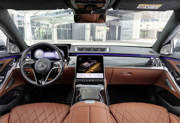 Darf's eine feine Moschus-Note sein? Der High-Tech-Innenraum der S-Klasse ist individuell beduftbar. Foto: Mercedes Benz Darf's eine feine Moschus-Note sein? Der High-Tech-Innenraum der S-Klasse ist individuell beduftbar. Foto: Mercedes Benz