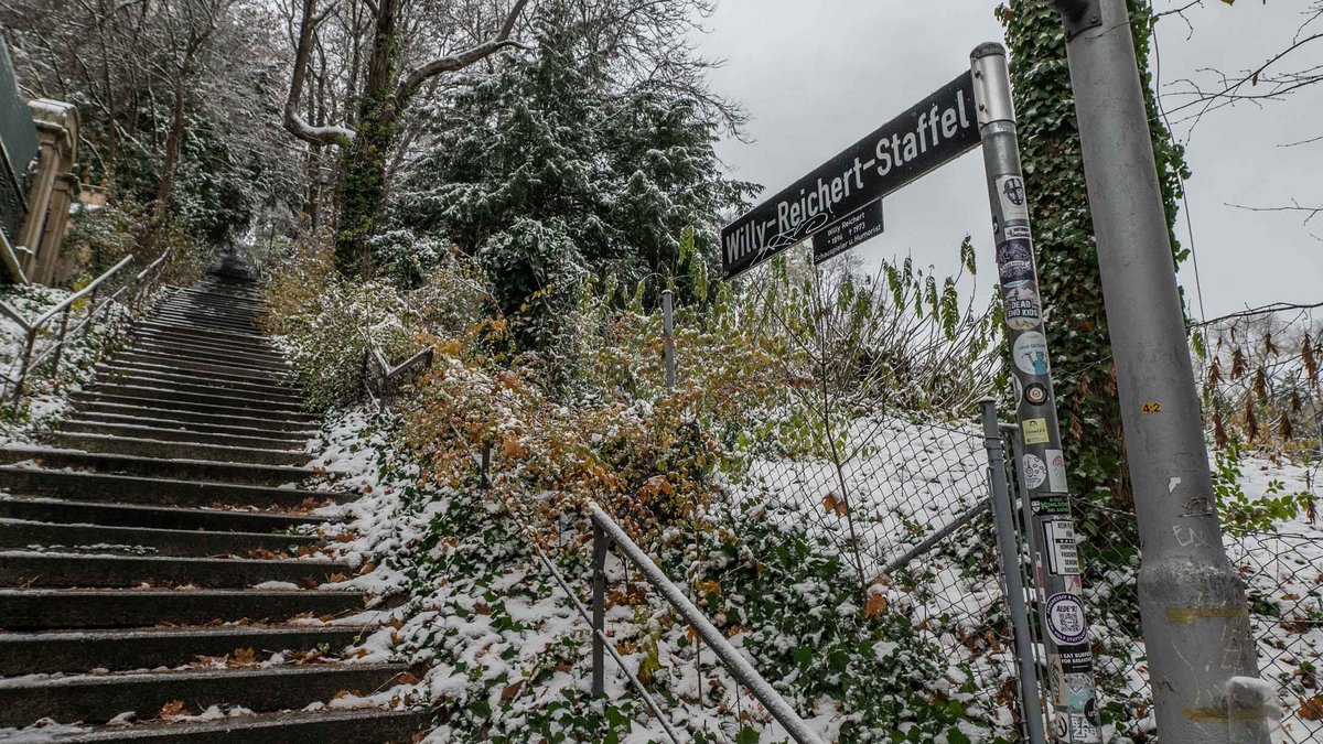 Verewigt in Stuttgart-Süd als "Schauspieler u. Humorist" mit eigener Staffel – sie führt auf die Karlshöhe. Foto: Jens Volle