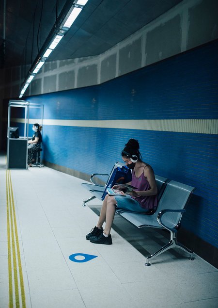 Auch im öffentlichen Raum bleiben die Menschen in ihrer eigenen Welt. Foto: CCCB/Alice Brazzit