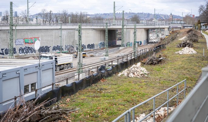 Blick vom U-Bahn-Halt "Blick" auf die Regiorampe. Dahinter sollten auch die nun gekappten Gleise verlaufen.