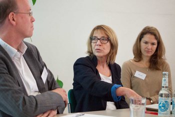 Kontext-Redakteurin Susanne Stiefel (Mitte), links Jens Rehländer, Kommunikationschef der Volkswagen-Stiftung, rechts Moderatorin Janina Kalle, NDR-Autorin und Leiterin der Medien-Arbeitsgruppe von Transparency International Deutschland. Foto: Netzwerk R
