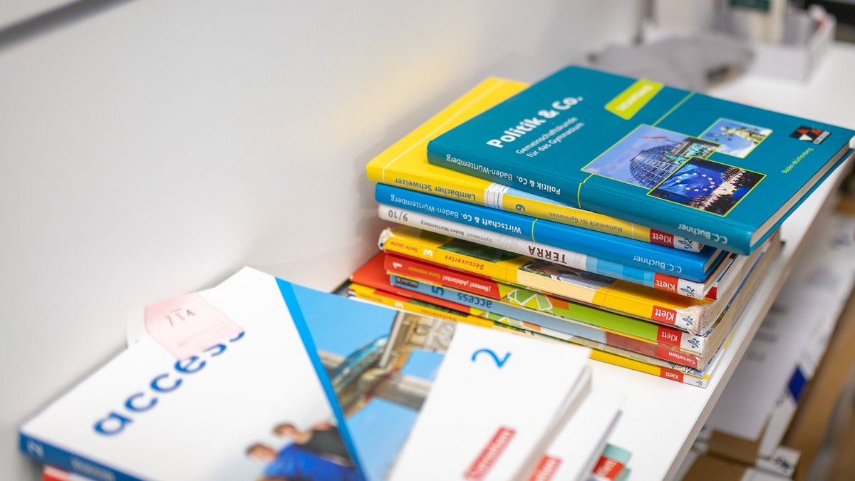 Die Grünen planen nicht mit einem großer Wurf für ein neues Schulsystem – neue Schulbücher braucht's also nicht. Foto: Julian Rettig