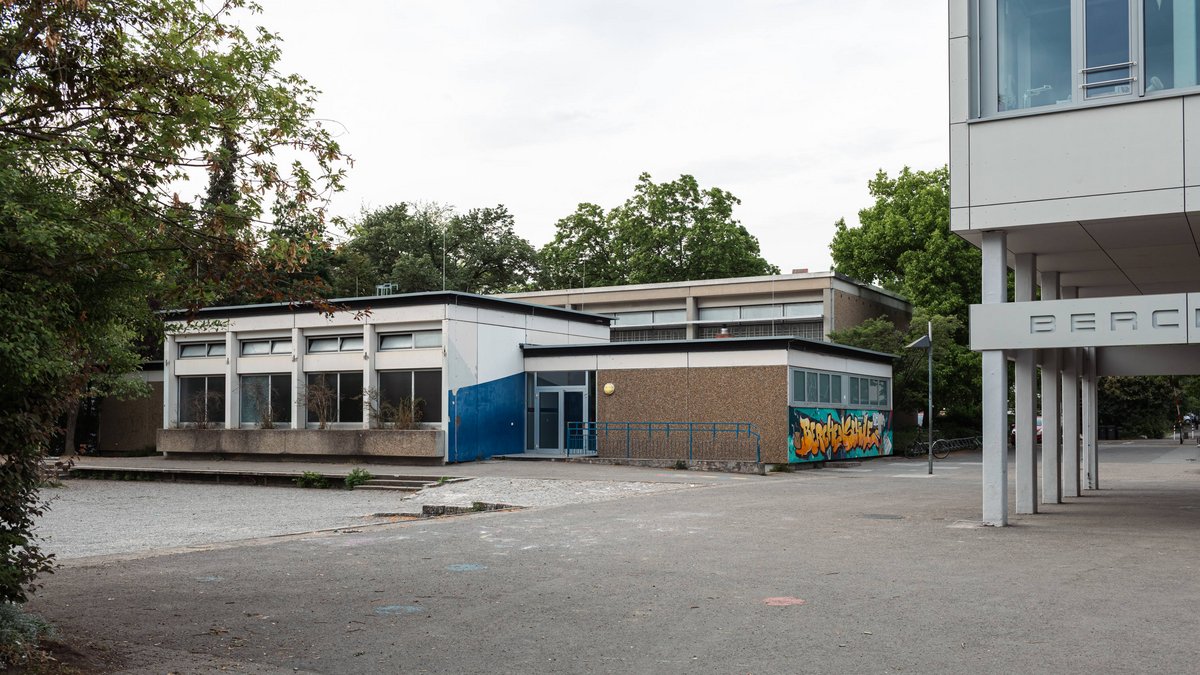 Schulhof und -gebäude der Grund- und Werkrealschule Berchen in Konstanz. Foto: Sophie Tichonenko