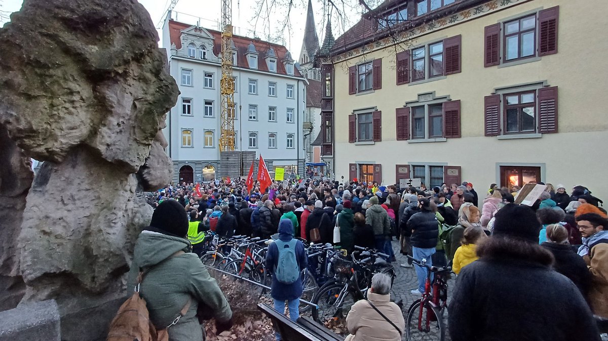 Ebenfalls am 30. Januar: Mahnwache in Konstanz, laut Polizei kamen rund 550 Menschen. Foto: Harald Borges