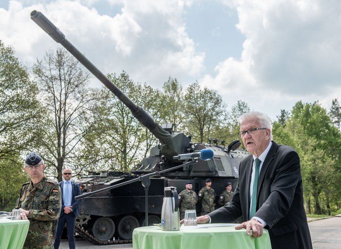 Der grüne MP Winfried Kretschmann besucht die Albkaserne und die Panzerhaubitze 2000. Foto: Jens Volle