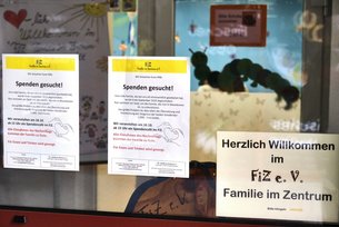 ... und sammelt Spenden. ... und sammelt Spenden.