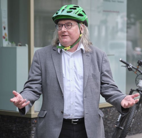 Stuttgarts Baubürgermeister Peter Pätzold meint, sich zwischen Wohnungs- und Verkehrspolitik entscheiden zu müssen.