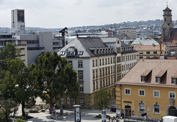 Die zukünftige Gedenkstätte liegt mitten in der Stadt - im Hintergrund Stiftskirche und Rathaus.