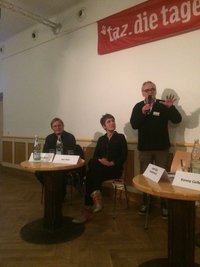 Kontext-Redakteur Josef-Otto Freudenreich (Mitte) mit taz-Chef Kalle Ruch (links) und Chefredakteurin Ines Pohl in Freiburg. Foto: Kontext