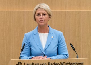 Gibt sich blauäugig: die Abgeordnete Gabriele Reich-Gutjahr. Foto: Joachim E. Röttgers