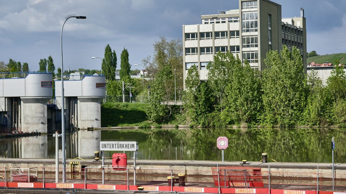 Dieses Bürohaus soll zum IBA-Projekt "Wohnen am Fluss" werden. Fotos: Joachim E. Röttgers