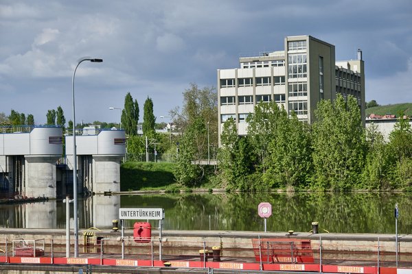 Dieses Bürohaus soll zum IBA-Projekt "Wohnen am Fluss" werden. Mal sehen, ob's klappt.