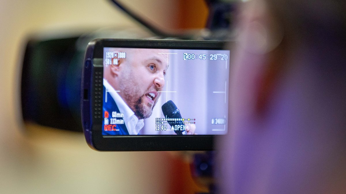 Markus Frohnmaier, AfD-Spitzenkandidat bei der kommenden Landtagswahl, freut sich über die Werbung. 