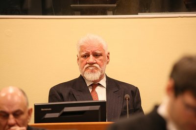 Slobodan Praljak bei der Urteilsverkündung des Internationalen Strafgerichtshofs in Den Haag am 30.11.2017. Foto: <a href="https://www.flickr.com/photos/icty/37873282565/in/album-72157690628773586/" title="Original auf Flickr" target="_blank"> Flickr/UN-