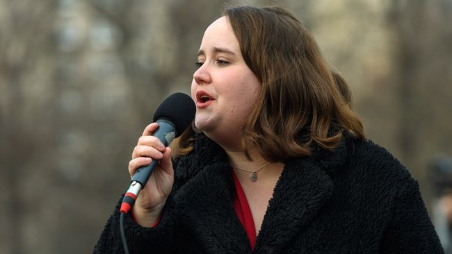 Ricarda Lang bei einer Fridays-for-Future-Demo in Berlin im Dezember 2019. Foto: Stefan Müller (climate stuff), <a href="https://creativecommons.org/licenses/by/2.0" title="Creative Commons Attribution 2.0">CC BY 2.0</a>, <a href="https://commons.wikimedia.org/w/index.php?curid=85715762">Link</a>