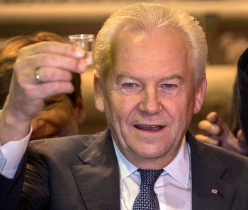 Bahnchef Rüdiger Grube im Dezember 2016 beim Prost auf einen Tunneldurchschlag.