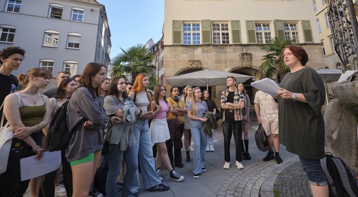 Kontext-Redakteurin Anna Hunger (rechts) erklärt das schwierige Wort "Pressekonzentration".  Anna Hunger (rechts) erklärt das schwierige Wort "Pressekonzentration".