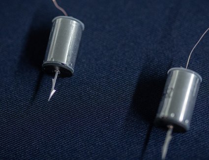 Widerhaken bohren sich in Fleisch und Kleidung.