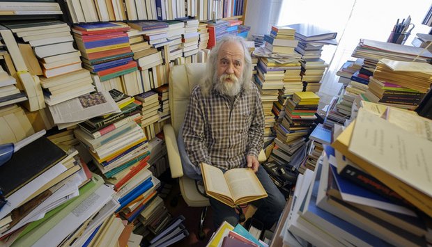Der Denker in seinem natürlichen Lebensraum: Michael Weingarten, Philosoph an der Uni Stuttgart und Mitbegründer des Stuttgarter Hannah-Arendt-Instituts. Foto: Joachim E. Röttgers