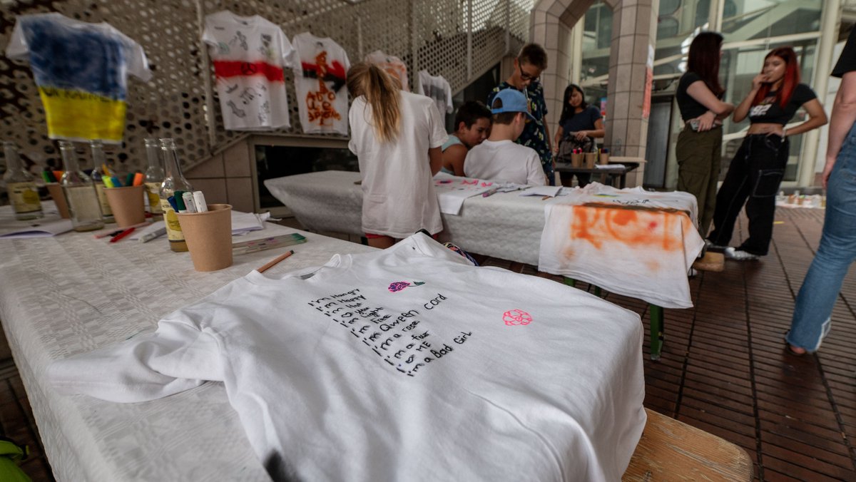 Sprüche zum Anziehen beim Orakel-T-Shirt-Workshop in der Schwabenbräu-Passage.
