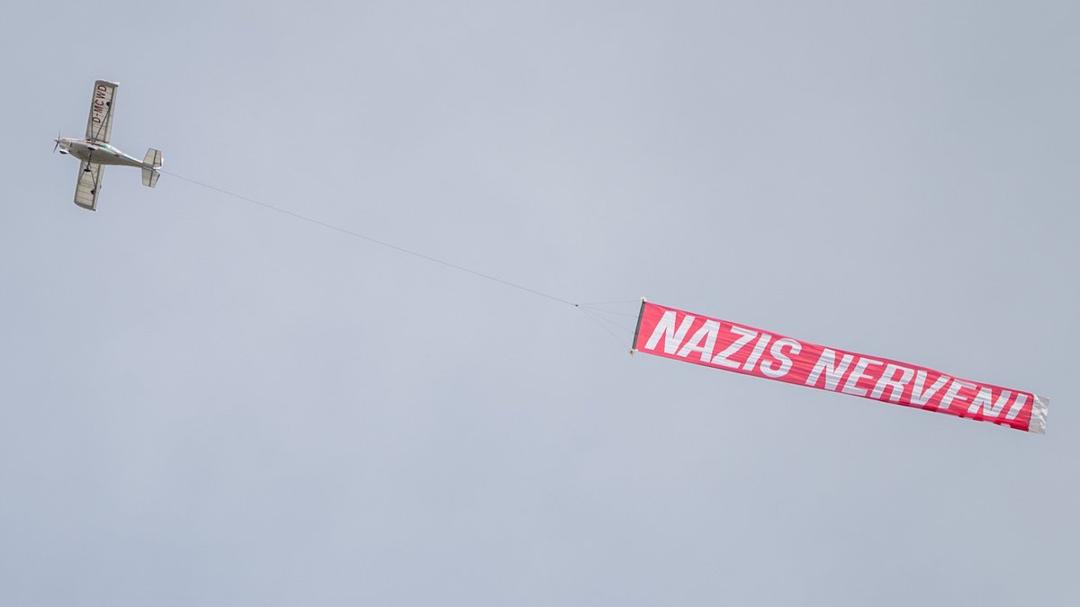 Klare Botschaft am Erfurter Himmel.