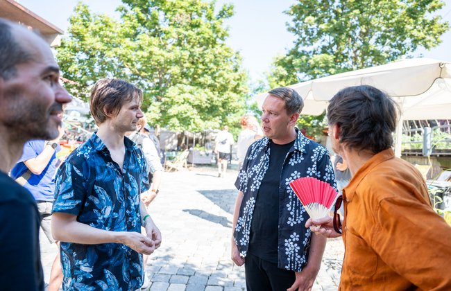 Von links: die Kontext-Redakteure Oliver Stenzel und Minh Schredle, Landessozialminister Oliver Hildenbrand (Grüne) und Journalist Hermann G. Abmayr.