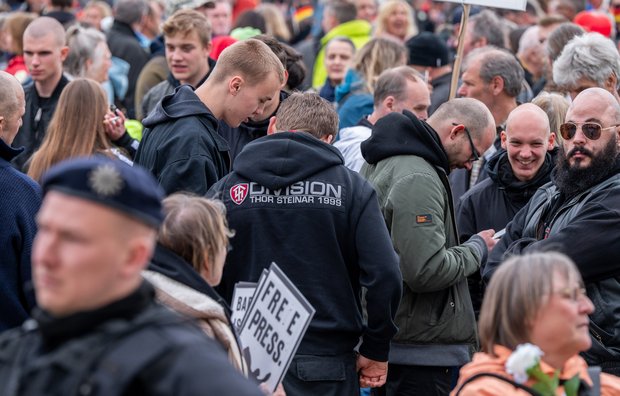 Sie bleiben unauffällig: Männer mit Thor-Steinar-Jacke und Glatze.