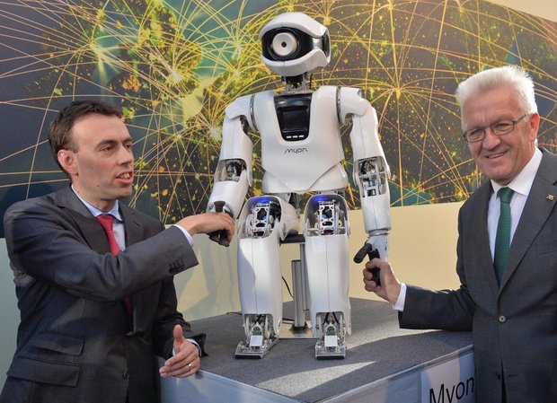 Myon und seine Menschenfreunde Nils Schmid und Winfried Kretschmann. Foto: Finanzministerium Baden-Württemberg