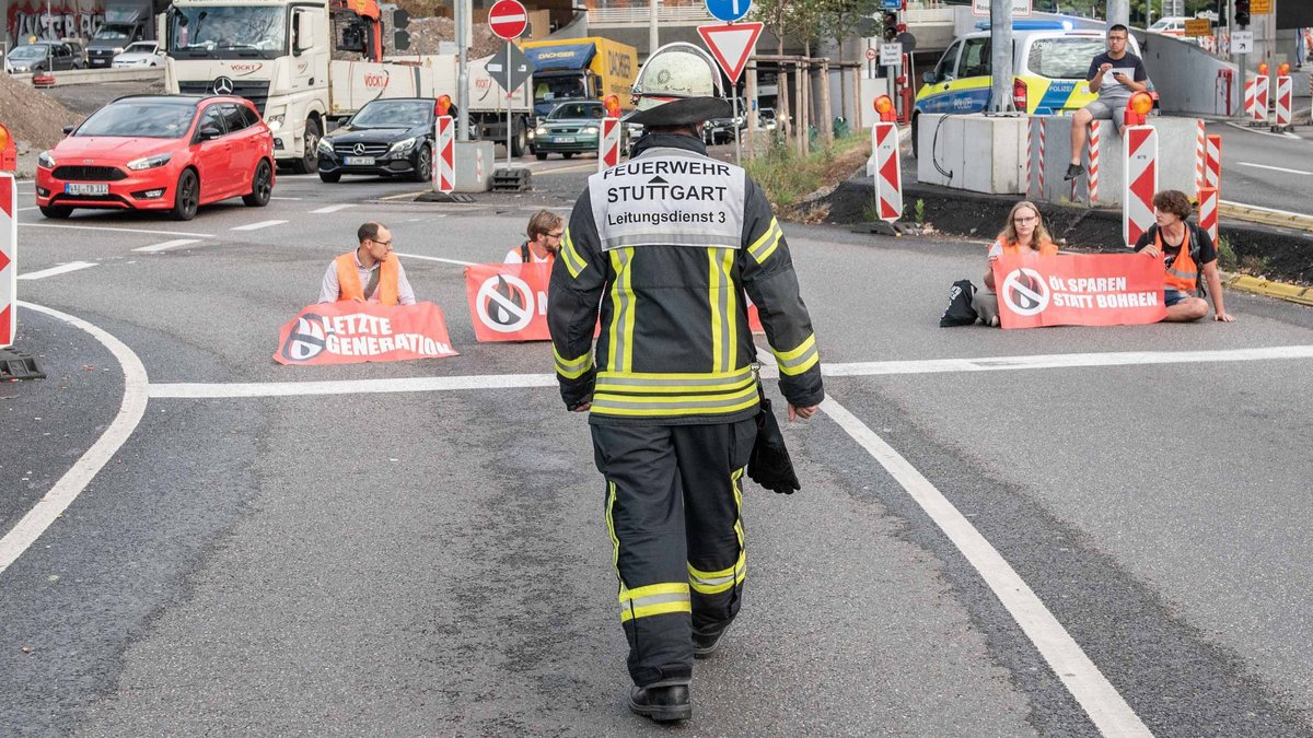 Für Autos kein Durchkommen, mal nicht wegen Rushhour: Blockade der Letzten Generation auf der B10 hinterm Mineralbad Leuze. Foto: Jens Volle