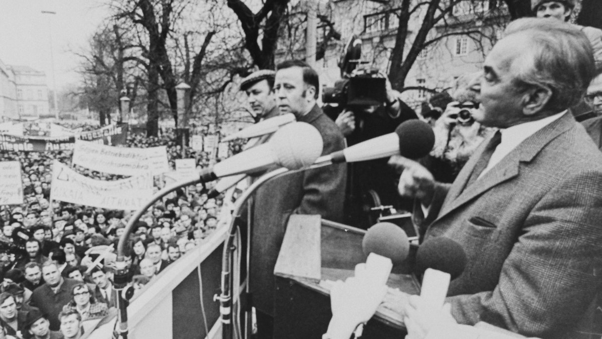 Höhepunkt des Arbeitskampfs 1971: Willi Bleicher als Redner vor 40.000 Menschen bei einer Streikkundgebung auf dem Stuttgarter Karlsplatz, Dezember 1971. Foto: Sammlung Abmayr Höhepunkt des Arbeitskampfs 1971: Willi Bleicher als Redner vor 40.000 Menschen bei einer Streikkundgebung auf dem Stuttgarter Karlsplatz, Dezember 1971. Foto: Sammlung Abmayr