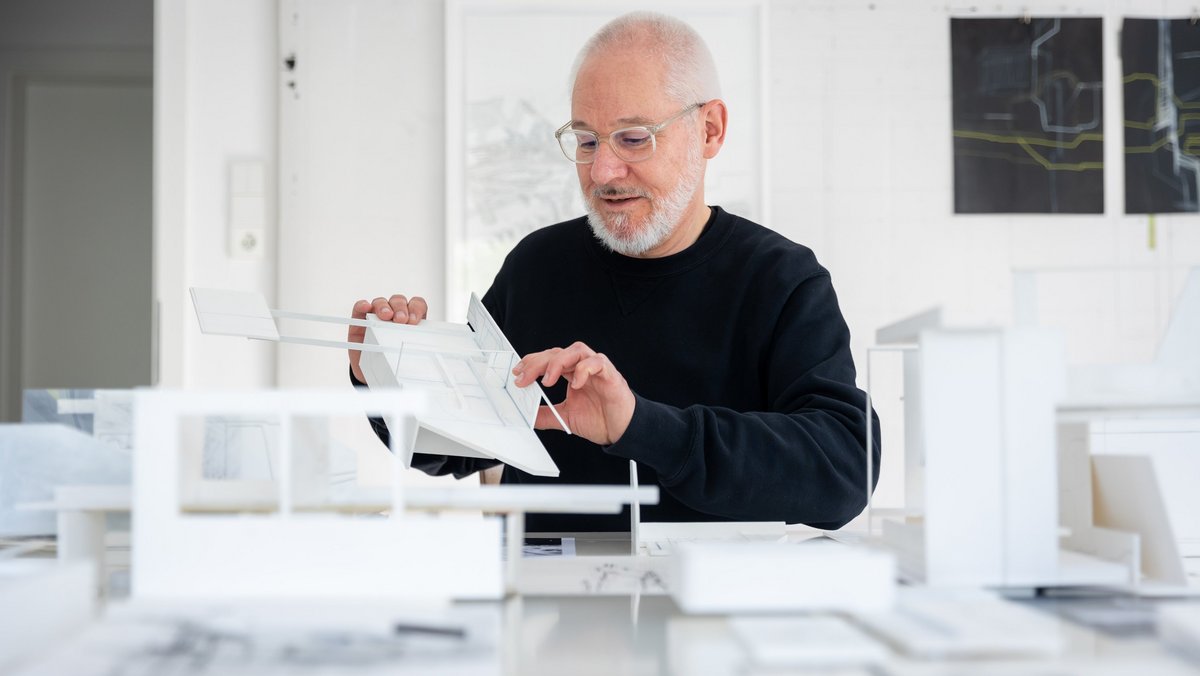 Fügt Fragmente zusammen: Karl-Heinz Bogner in seinem Atelier. Foto: Julian Rettig