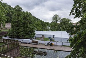 Festzelt im Salamander-Habitat. Foto: Thomas Rathay