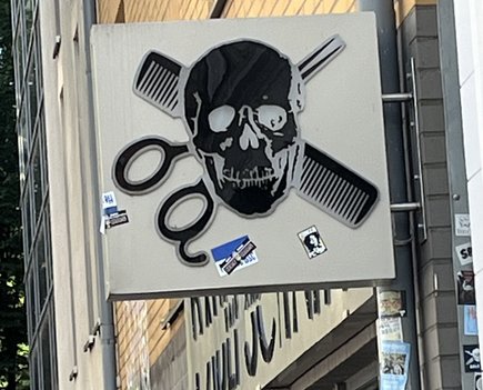 Grüße aus HH: Fußball im Friseursalon. Foto: Joe Bauer