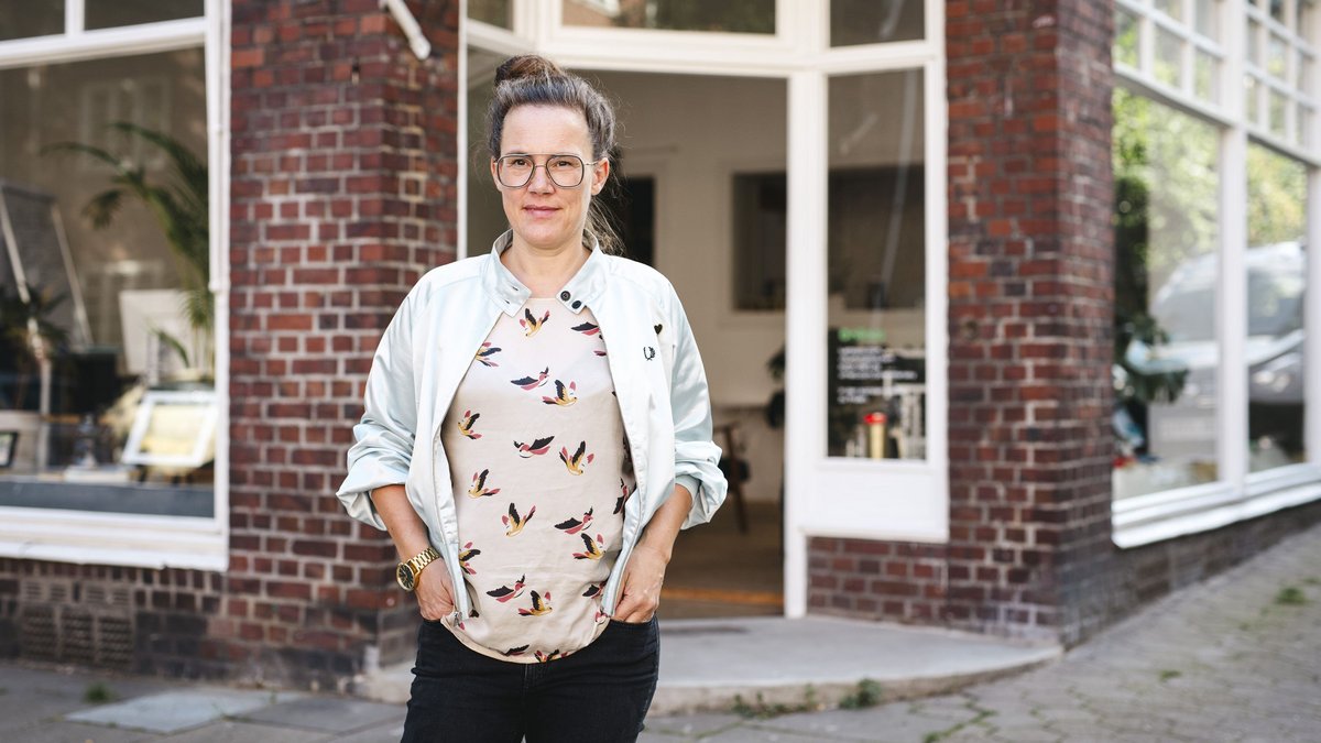 Katja Diehl vor ihrem Hamburger Büro.