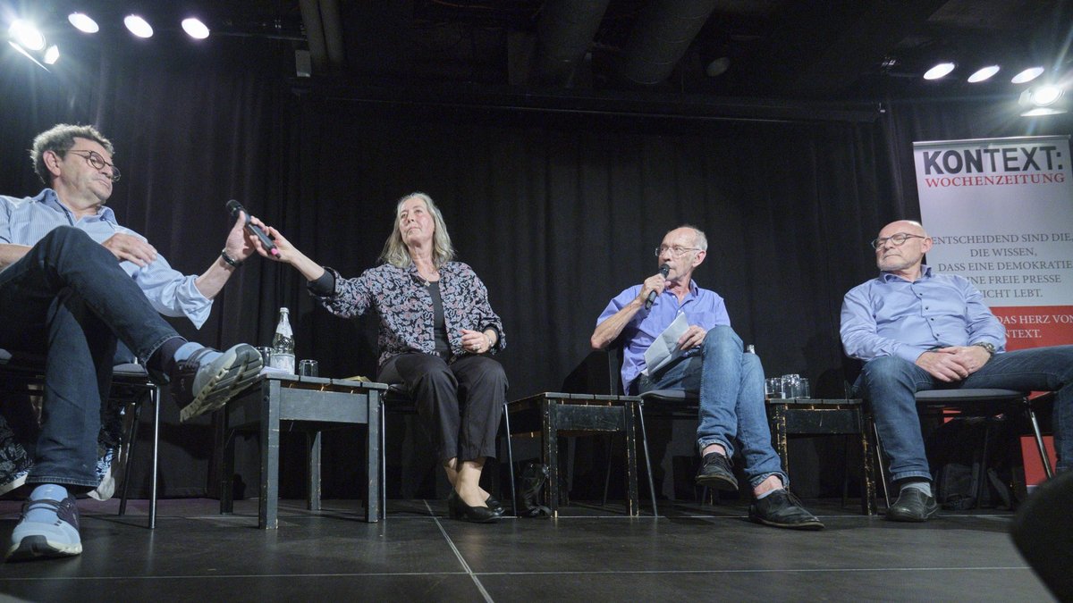 Ulrich Bausch, Susanne Büttner, Moderator Stefan Siller und Winfried Hermann (v.l.) suchen Wege zum Frieden. Foto: Joachim E. Röttgers
