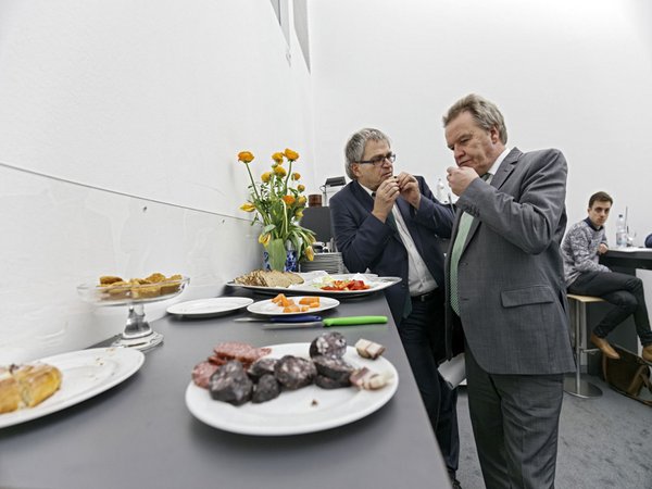 Veggieday im Herzen, Blutwurst am Büfett: Schweinereien im grünen Fraktions-Café.