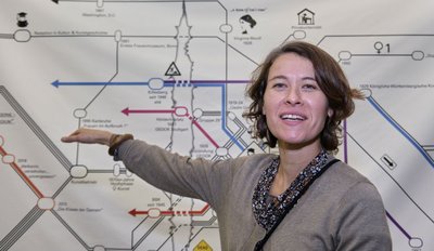 Corinna Steimel, Leiterin der Städtischen Galerie Böblingen, vor ihrem "♀-Kunstnetz". Corinna Steimel, Leiterin der Städtischen Galerie Böblingen, vor ihrem "♀-Kunstnetz".