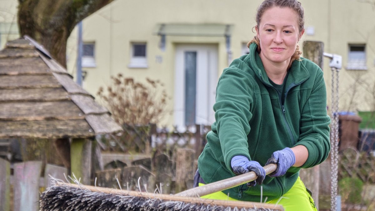 Landschaftsgärtnerin Sandra Fuhrmann, beschäftigt bei der Stadt Esslingen, an ihrem "angenehmen Arbeitsplatz". Fotos: Joachim E. Röttgers