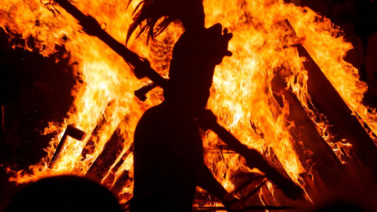 Tanz mit dem Feuer: Bei mexikanischen Ometeotl-Indigenen gehört's zur Tradition. Foto: Joachim E. Röttgers