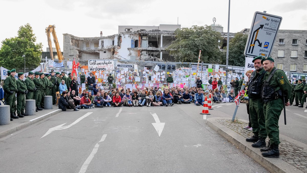 Ziviler Ungehorsam gegen Stuttgart 21: Sitzblockade vor dem teilweise abgerissenen Nordflügel des Stuttgarter Hauptbahnhofs. Foto: Jens Volle