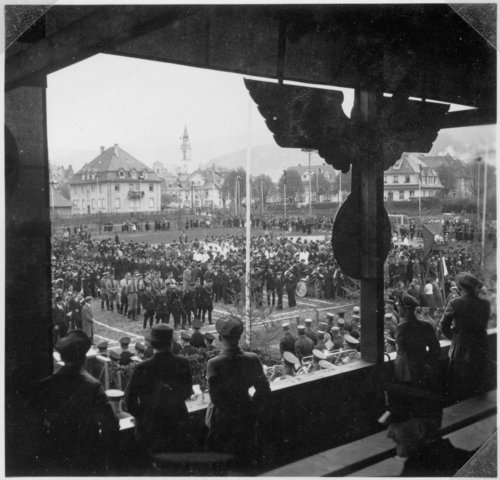 Aufmarsch der Waldkircher SA und SS im Elztal-Stadion am 1. Mai 1937. Foto: Stadtarchiv Waldkirch, Bildersammlung Lothar Schmidt
