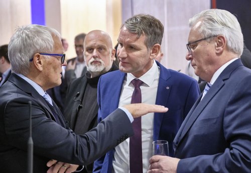 Neujahrsempfang im Stuttgarter Landtag 2020: Fraktionschef Bernd Gögel (rechts) mit Ex-Flügel-Promi Björn Höcke und Emil Sänze (links). 