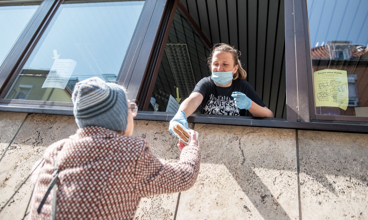 Obdachlose waren von der Pandemie besonders betroffen: Essensausgabe bei der Ambulanten Hilfe in Stuttgart-Cannstatt. Foto: Jens Volle