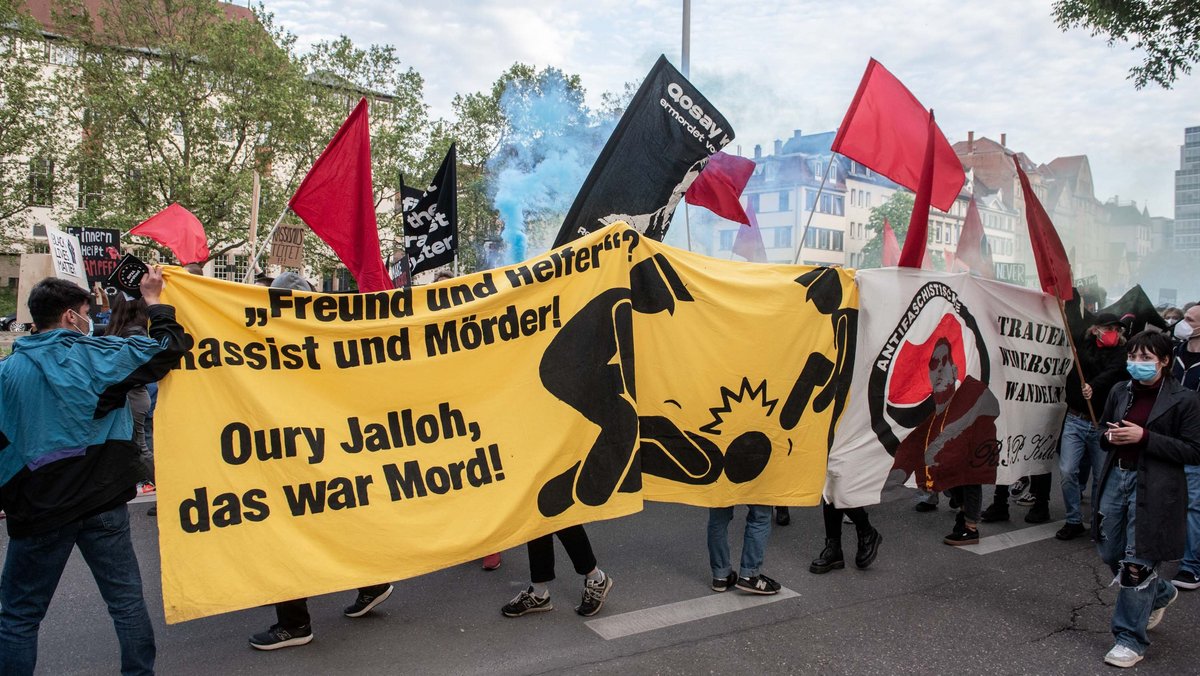 Aktivist:innen erinnern an den in einer Polizeiwache in Dessau verbrannten Oury Jalloh. Stuttgart, 2021.