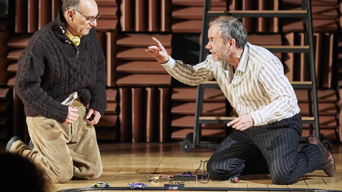 Links als Vilhelm Foldal in Henrik Ibsens "John Gabriel Borkman". Foto: Katrin Ribbe