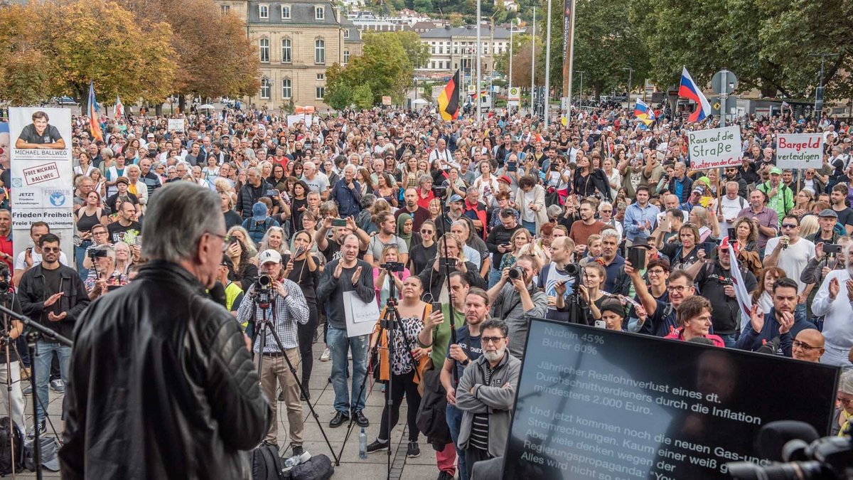 ... und anschließend zu einer Kundgebung auf den Schlossplatz. Inklusive Rede auf dem Teleprompter. 